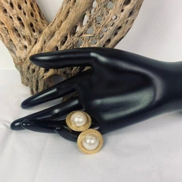 𝅺VINTAGE MARVELLA Faux Pearl Gold-Tone Earrings - Picture 2 of 6